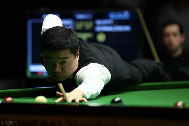 每体：部分法兰克福球迷在诺坎普闹事，向巴萨球迷投掷照明弹