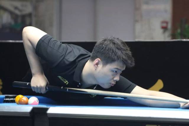 肚子略大，球迷质疑姆伯莫身体状态，随后阿莫林给予后者支持