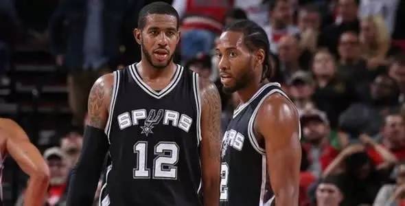 记者：哲凯赖什手指骨折，但他带伤坚持参加比赛和训练